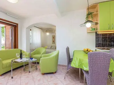 Ferienwohnung für 4 Personen (46 m²) in Karlobag 8/10