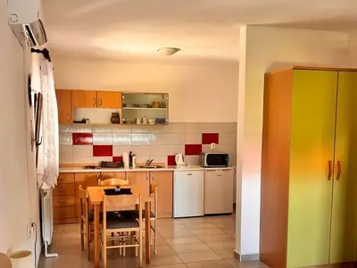Ferienwohnung für 2 Personen in Karlobag 3/6