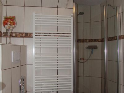 Im modernen Badezimmer befindet sich auch eine Wanne für ein entspannendes Wohlfühlbad.