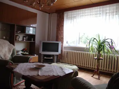Im gemütlichen Wohnzimmer mit Couchgarnitur, Sat.-TV und DAB-Radio mit BT-Funktion.