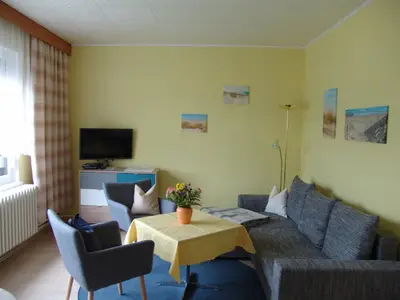Gemütliches Wohnzimmer mit Couch, Sat.-HDTV mit DAB-Empfang, DVD-/CD-Player nicht nur für den Abend.