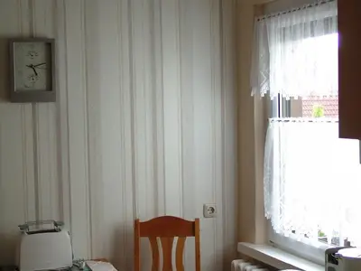 Gemütliche Frühstücksgelegenheit am Fenster mit Blick über die Dachterrasse.