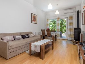 23753797-Ferienwohnung-5-Kastav-300x225-3