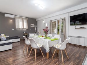 23755337-Ferienwohnung-6-Kastav-300x225-4