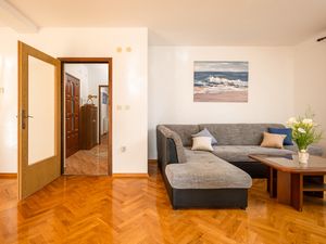 24007939-Ferienwohnung-6-Kastav-300x225-3