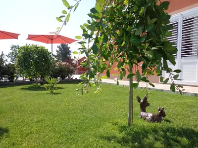Außenansicht des Gebäudes. Garten