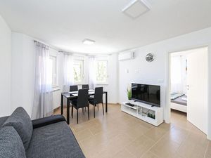 23747076-Ferienwohnung-6-Kastel Luksic-300x225-2