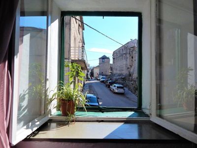 Blick von der Wohnung auf die alte Kanonenfestung von Kastel Sucurac