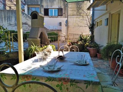 Unsere kleine Terrasse / Garten und Grill für unsere Gäste.