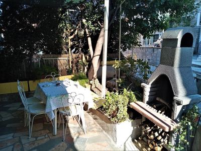 Unsere kleine Terrasse / Garten und Grill für unsere Gäste.