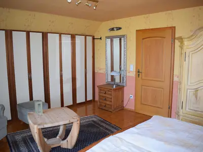 Schlafzimmer mit Sitzecke