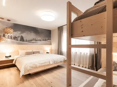 Schlafzimmer mit Doppelbett und Etagenbett