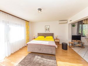 23730132-Ferienwohnung-3-Kaštel Kambelovac-300x225-5