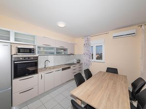 23742322-Ferienwohnung-6-Kaštel Sućurac-300x225-4