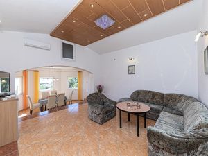 23754039-Ferienwohnung-6-Kaštel Sućurac-300x225-3