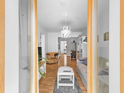 Blick vom Balkon ins Wohnzimmer