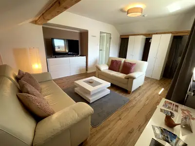 Wohnraum mit 50"-Fernseher und Snoezelen-Lounge