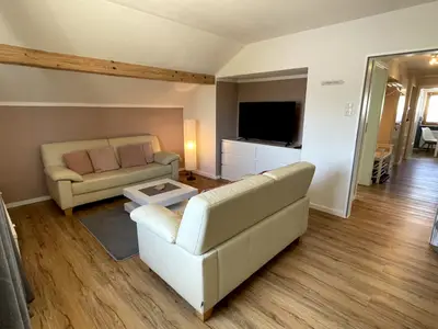Wohnraum mit Blick in den Flur