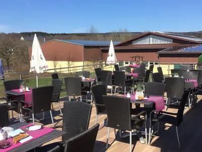 Terrasse mit Seeblick.