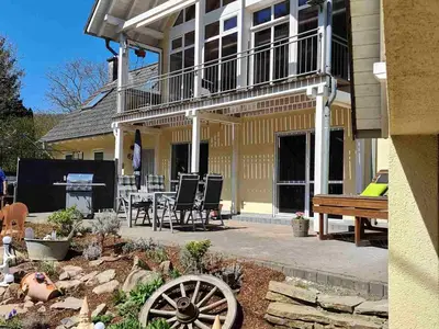 Haus mit Terrasse und Garten Haus mit Terrasse und Garten