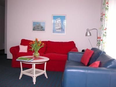Wohnzimmer mit roter Schlafcouch