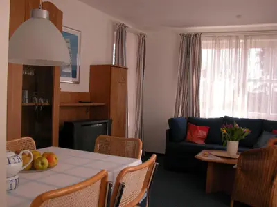 Wohnzimmer , hinten-links Balkontür zum überdachten Balkon