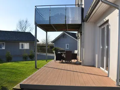 Außenansicht des Gebäudes. Terrasse und Balkon