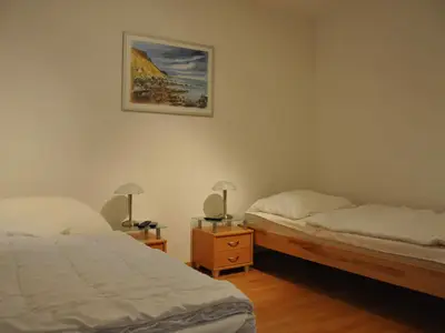 Schlafbereich. Schlafzimmer mit zwei Einzelbetten