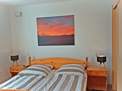Schlafzimmer 1 mit Doppelbett (Zustellmöglichkeit für Kinder Reisebett)