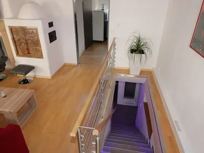 Wohnraum- Treppe nach unten
