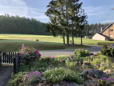 Blick aus dem Vorgarten nach Süden