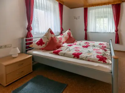 Schlafzimmer mit Doppelbett