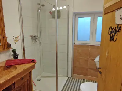 Badezimmer mit Dusche und WC