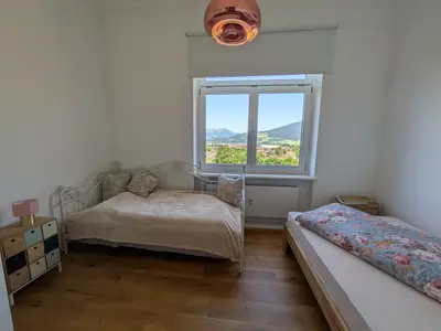 Schlafzimmer mit Metalltagesbett  und Einzelbett