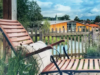 Entspannen Sie auf der Terrassenliege mit Blick auf  den KIeferbach und das Kranzhorn