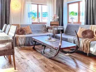 Sitzbereich  mit altem Hornschlitten  aus Familienbesitz als Tisch,  Klappsofas bei Bedarf als  Schlafplatz verwendbar