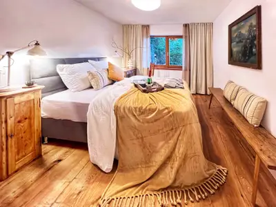 Ein Schlafzimmer der Ferienwohnung Bachperle mit Terrasse im EG in Kiefersfelden  am Fuße des Wilden Kaisers