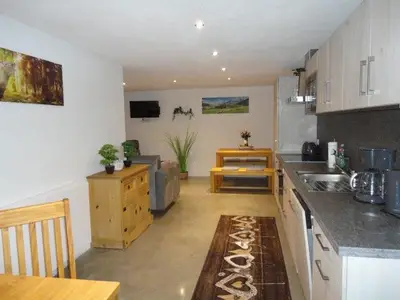 Küchenzeile und Essbereich