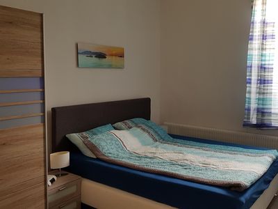 Schlafzimmer mit Boxspringbett