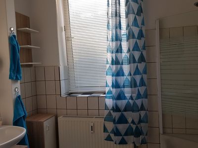 Badezimmer mit Badewanne und Dusche