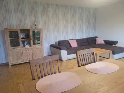 Wohnzimmer mit Essbereich