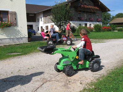 Kinder mit Tretfahrzeugen