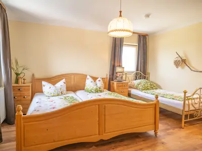 Schlafzimmer 2 mit Doppel- und Einzelbett