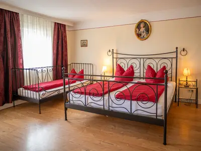 Schlafzimmer 2 mit Doppel- und Einzelbett