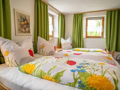 Schlafzimmer 1 mit Doppelbett und Einzelbett