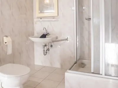 Bad mit Dusche und WC