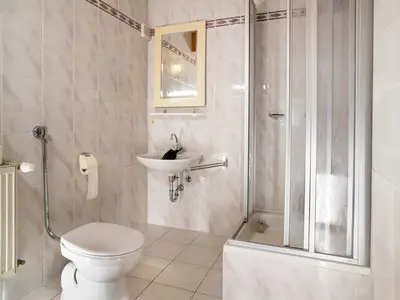 Bad mit Dusche und WC