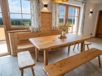 Essbereich mit Zugang zum Balkon See-und Bergblick