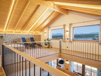 Offene Galerie mit Badewanne, Chillbereich und Panoramablick auf See & Berge