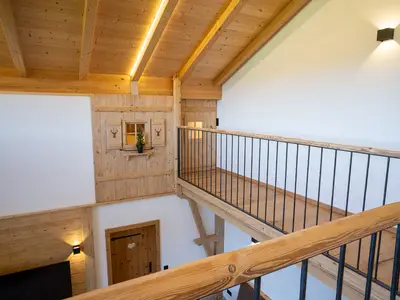 Über die offene Galerie erreichen Sie das dritte Schlafzimmer – perfekt für Kinder